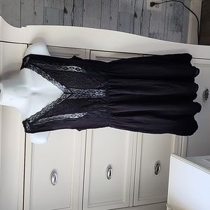 Sleeveless lace black dress